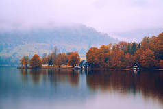 美丽的秋天景物在渤兴湖