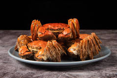 蒸中国绒螃蟹，上海毛螃蟹关在盘子里