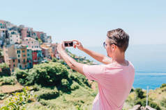 年轻人以自拍照背景美丽古老的意大利村庄，五渔村，利古里亚，意大利