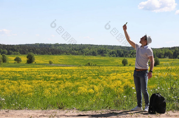 年轻男子背着<strong>背包</strong>旅行