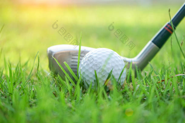 泰国美丽的高尔夫球场上的高尔夫球和高尔夫球杆。Co