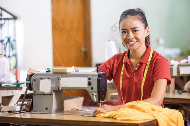 纺织厂女裁缝与实业的缝制微笑