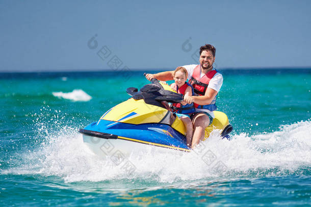 快乐, 兴奋的家庭, 父亲和儿子在夏季假期的<strong>喷气滑雪</strong>乐趣