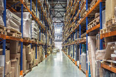 仓库或机库存放货架或货架的箱子和货物。工业物流配送与配送