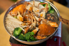 海鲜火锅加新鲜螃蟹.