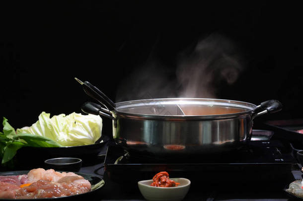 火锅、鲜切肉、海味食品、黑背景蔬菜、日式火锅 