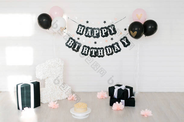 装饰照片区，一岁生日，女孩，蛋糕，鲜花，<strong>气球</strong>，<strong>黑色</strong>，白色和粉色，礼物