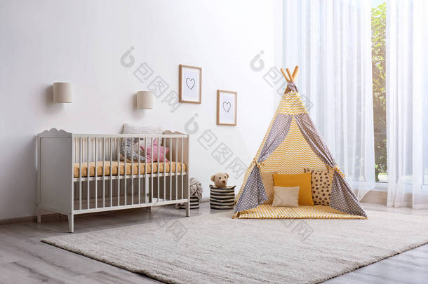 舒适的婴儿房，<strong>里面</strong>有游戏帐篷和玩具