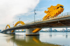 越南港龙桥的壮丽景色