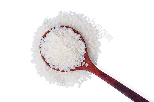 孤立的顶部视图生大米。在白色背景上的木制勺子里装着日本生米粒.亚洲白饭或未煮熟的.