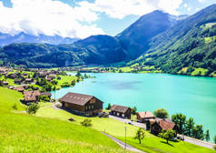 下 （图恩湖） 都在美丽的夏日，图恩，瑞士，欧洲的彩色视图.
