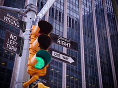 纽约华尔街黄色交通灯黑色指针指南单程绿灯到右决定的方式，没有办法没有转向错误的决定。正确的选择一种方法。最好的选择，正确的选择。华尔街