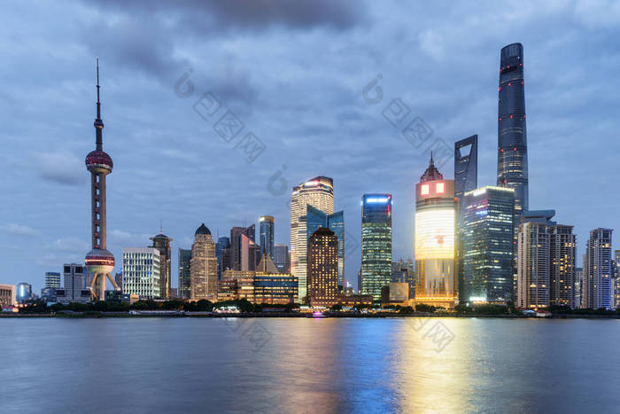 中国上海黄浦江浦东天际线陆家嘴的美妙夜景图片-包图网企业站