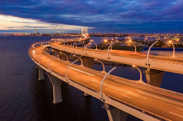 圣彼得堡。俄罗斯。芬兰湾的大桥。圣彼得堡的桥。彼得堡夜全景。乘坐汽车在俄罗斯旅行。俄罗斯的道路。城市的黎明。城市夜灯