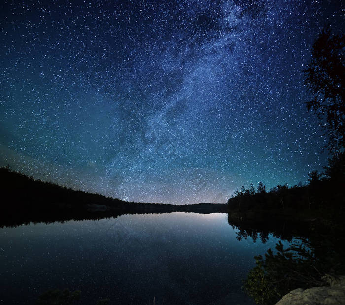 夜晚的湖面