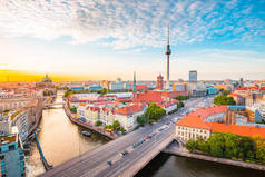 德国中柏林密特市，黄昏时分，经典的柏林天际线景观与著名的电视塔和Spree在美丽的金色夜光中