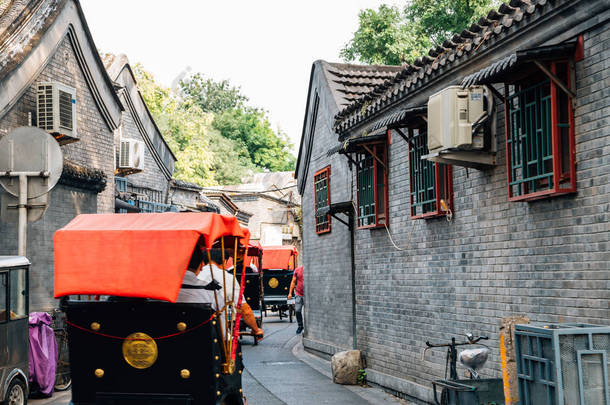 中国北京什查海的中国老街胡同和传统黄包车