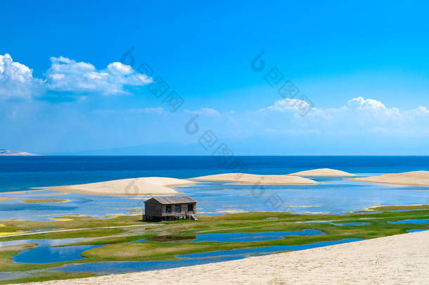 中国青海省青海湖沙洲上的白垩。沙漠和无尽的蓝湖