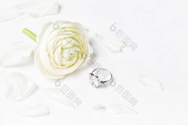 美丽的玫瑰和钻石戒指 