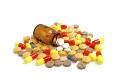 彩色的药丸，平板电脑和白色背景上的瓶子