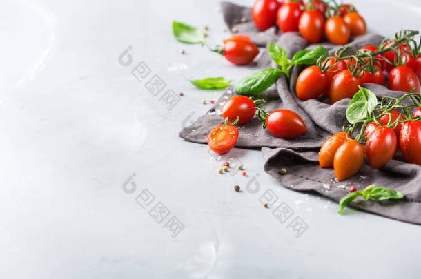 成熟有机农夫的品种在桌上的红色蕃茄