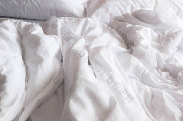 顶视图的白色枕头在床上和皱凌乱条毯子，在卧室里，在一个漫长的夜晚睡不着觉.