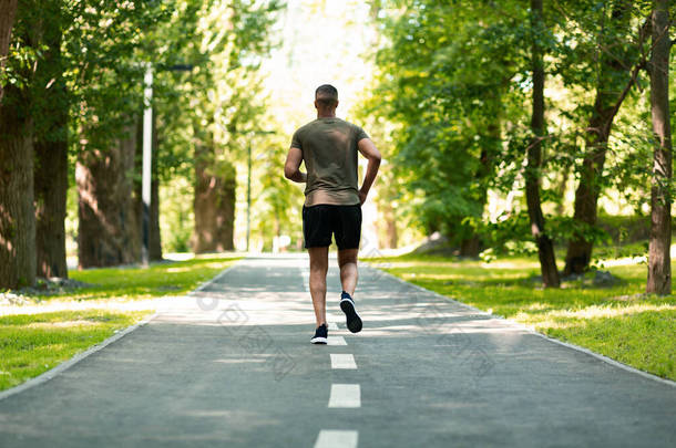 <strong>暑期</strong>慢跑者在绿地公园跑步的背景图