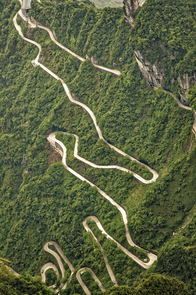 张家界国家公园天门山的蜿蜒道路图片-包图网企业站