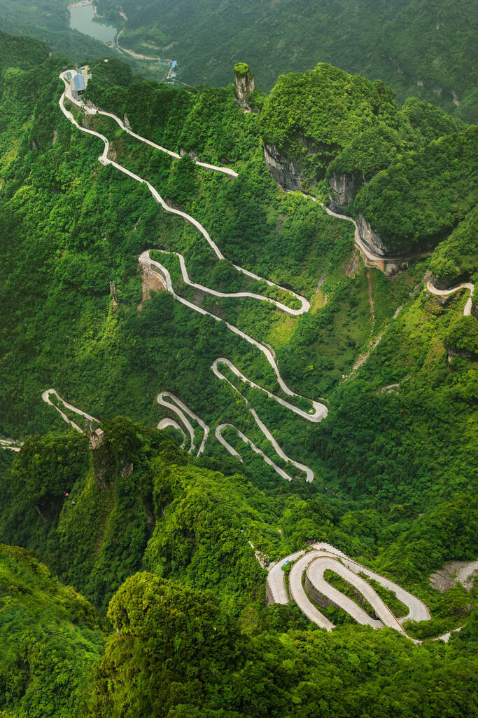 天门山自然公园山路-中国旅游背景