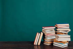 许多绿色背景的书籍在学校图书馆任教