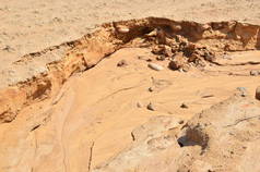 雨后黄砂与小石子的背景.暴雨和降水后土壤侵蚀.散落沙粒的结构