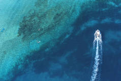 父子附近的快艇通过热带，碧绿的海水浮潜，鸟瞰