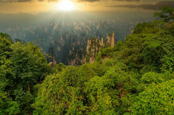 第一缕阳光。中国张家界国家森林公园张家界山脉下方升起的太阳