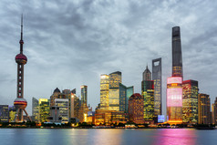 浦东天际线的夜景，陆家嘴，上海，中国