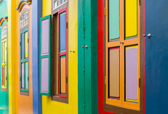 色彩丰富的窗户和门来自新加坡