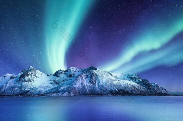 挪威Lofoten岛Aurora Borealis 。<strong>北极光</strong>、群山和水面上的倒影。极地灯光下的冬季风景。挪威旅行-形象