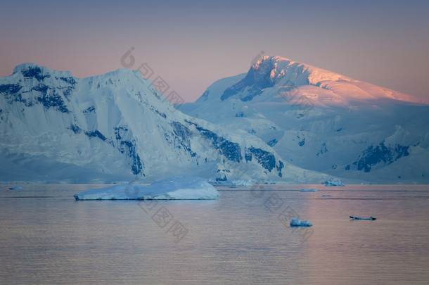 冰川和冰山的<strong>南极</strong>半岛