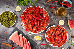 桌上盘中烤红小龙虾或小龙虾