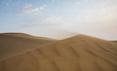 日落时利瓦沙漠中的沙尘暴