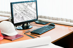 工作地点与计算机、 安全帽和工程图纸。在体改委的绘图