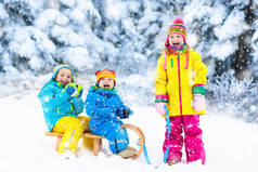 孩子们在雪橇上。儿童雪橇。冬天雪乐趣.