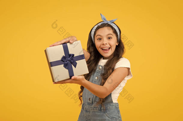 绝对有必要。黑色星期五打折。夏季购物销售。<strong>最好</strong>的礼物和礼物。小女孩打开盒子。黄色背景的惊讶孩子。给她的生日惊喜。便宜货概念