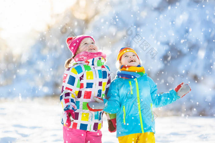 孩子们冬天的雪球打架。孩子们在雪地里玩耍