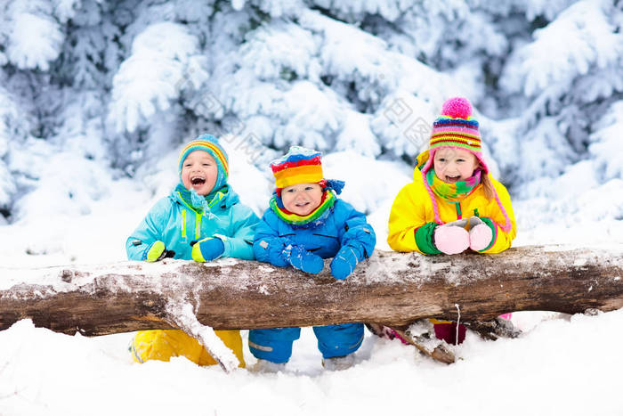 孩子们在雪地里玩耍。孩子们在户外玩在冬季降雪.