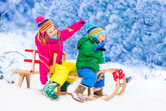 在雪橇上玩耍的孩子