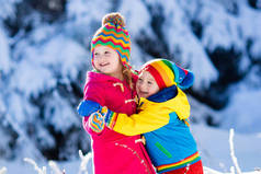 在白雪皑皑的冬季公园玩耍的孩子