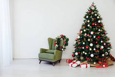 室内装饰有圣诞树的新年礼物