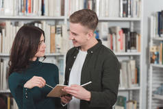 微笑夫妇藏品书在图书馆和互相看