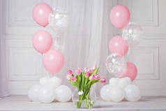 节日花束的郁金香和气球。白色和粉红色的颜色。b
