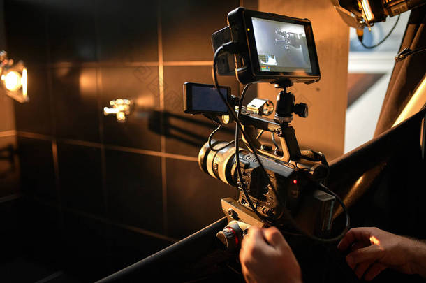 在拍摄电影和视频产品的幕后，设置拍摄视频和声音的设备。为<strong>社交</strong>网络、电视和博客制作视频内容的概念.